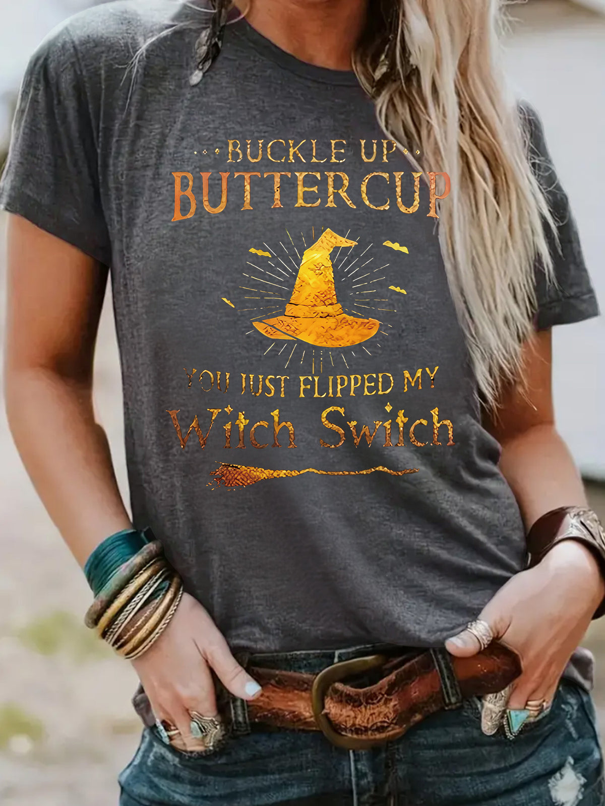 T-shirt Halloween letters and wizard hat