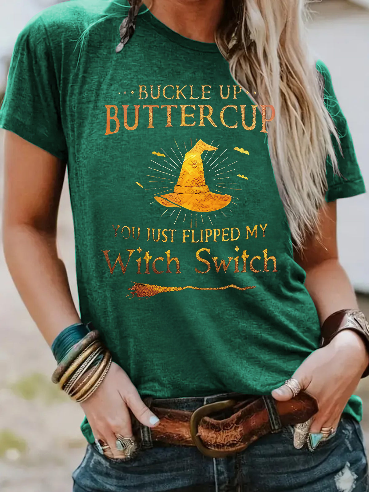 T-shirt Halloween letters and wizard hat